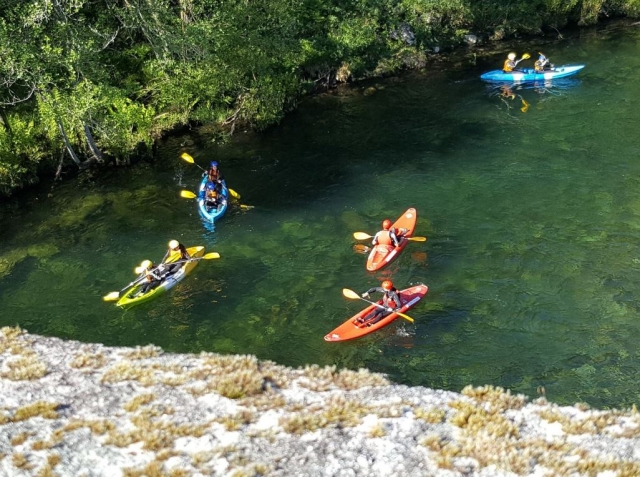 Compartiendo ruta en canoa